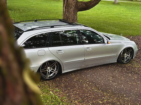 Mercedes-Benz E320 4 of 5