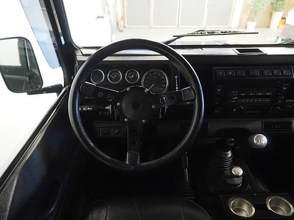 Land Rover Defender 110 13 of 22