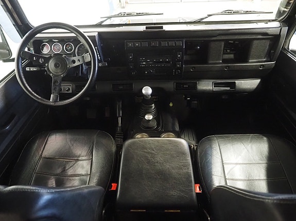 Land Rover Defender 110 12 of 22