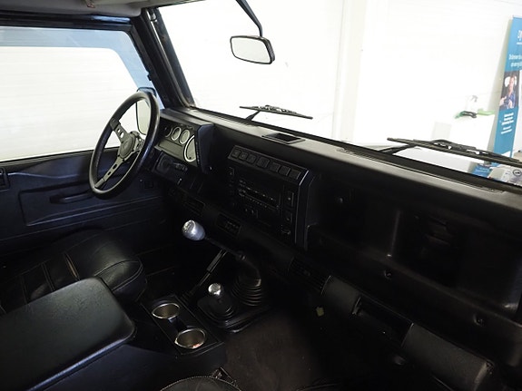 Land Rover Defender 110 9 of 22