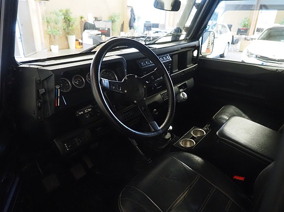 Land Rover Defender 110 15 of 22