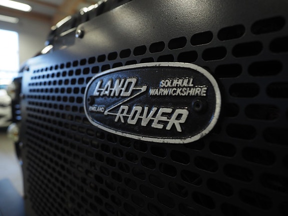 Land Rover Defender 110 14 of 22