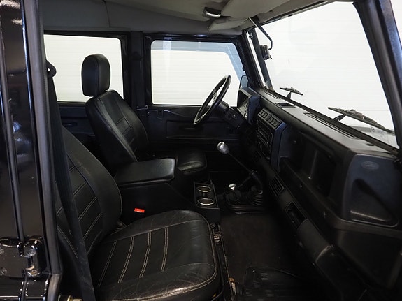 Land Rover Defender 110 10 of 22