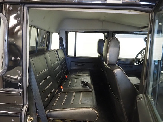 Land Rover Defender 110 17 of 22