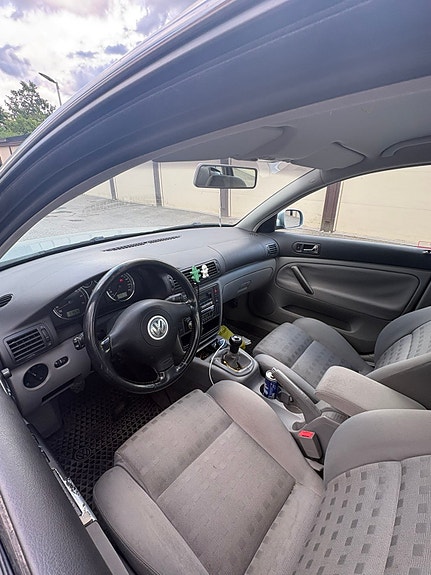 Volkswagen Passat 2 of 5
