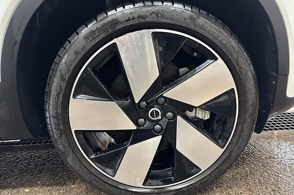Volvo EX40 13 of 23
