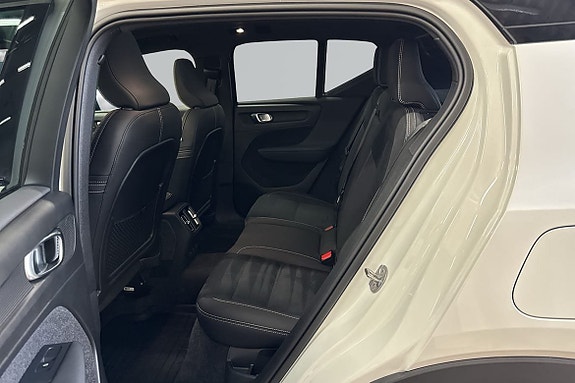 Volvo EX40 8 of 23