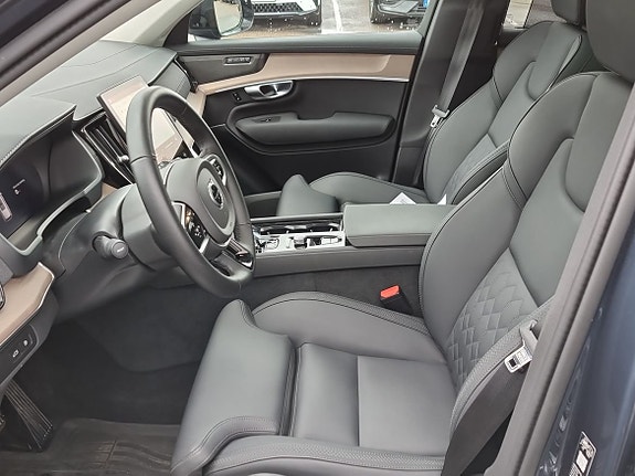 Volvo XC90 2 of 3