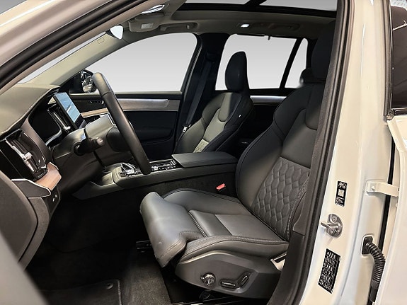 Volvo XC90 10 of 17