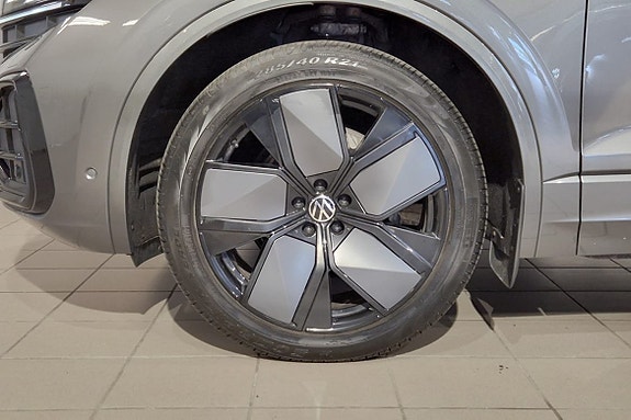 Volkswagen Touareg 3 of 17