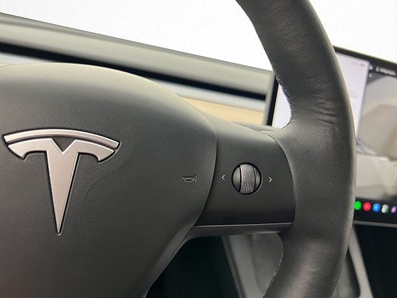 Tesla Model Y 28 of 30