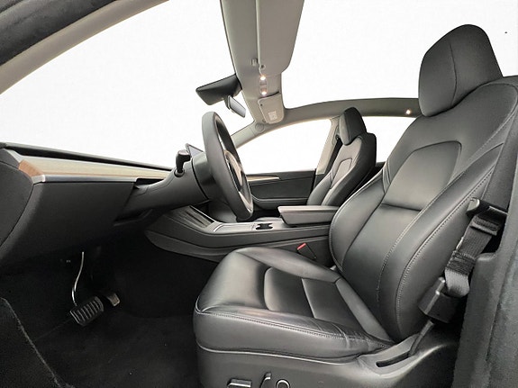 Tesla Model Y 16 of 30