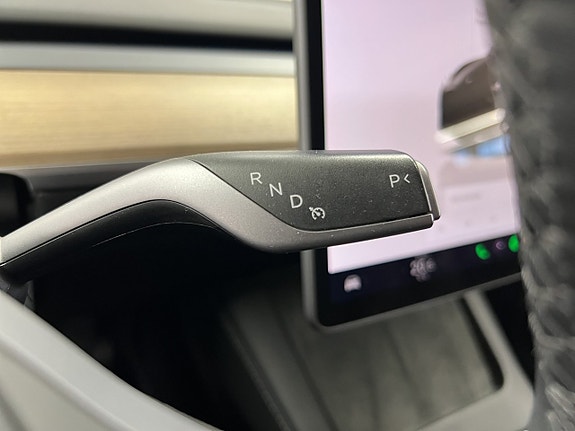 Tesla Model Y 18 of 30