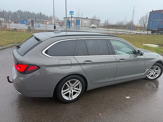 BMW 530e 3 of 5
