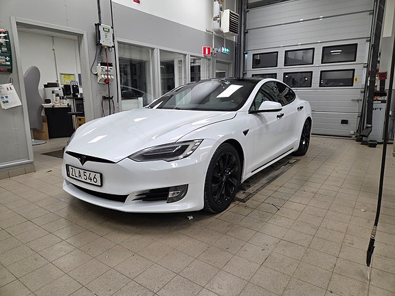 Tesla Model S 3 of 5