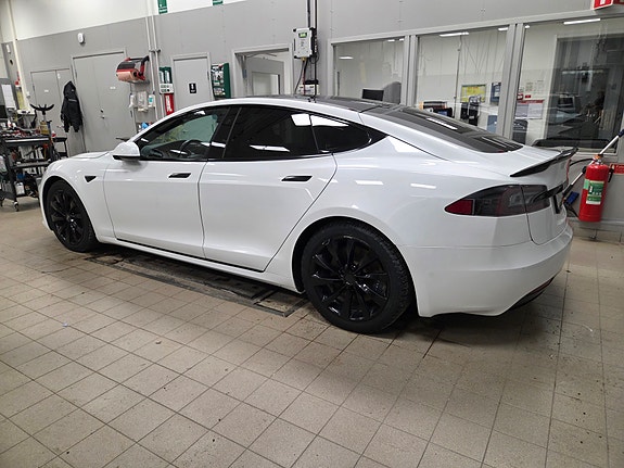 Tesla Model S 2 of 5