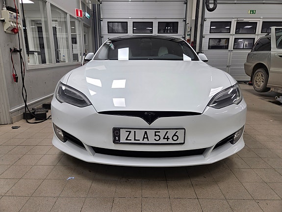 Tesla Model S 4 of 5