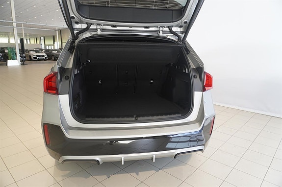 BMW iX1 10 of 19