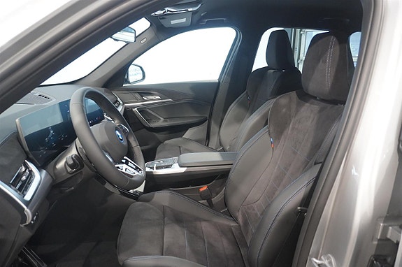 BMW iX1 4 of 19