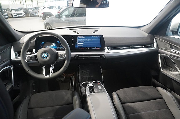 BMW iX1 8 of 19
