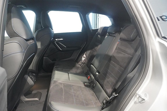 BMW iX1 5 of 19