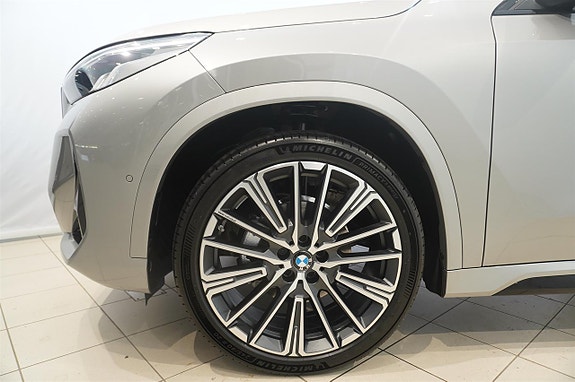 BMW iX1 6 of 19