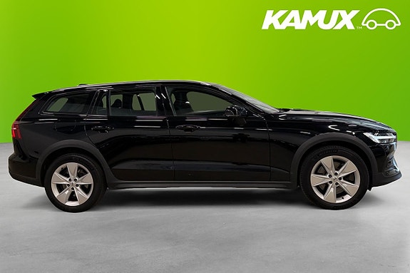Volvo V60 Cross Country 2 of 5