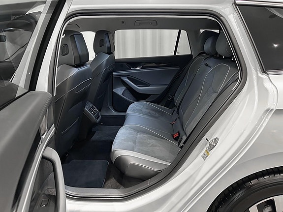Volkswagen Passat 8 of 15