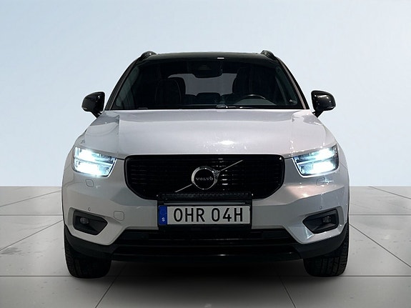 Volvo XC40 2 of 26