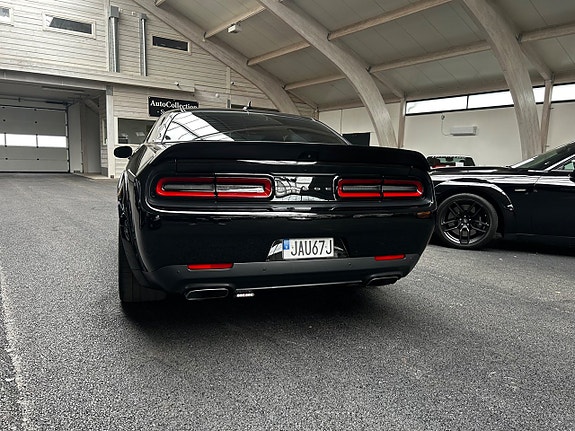 Dodge Challenger 4 of 5