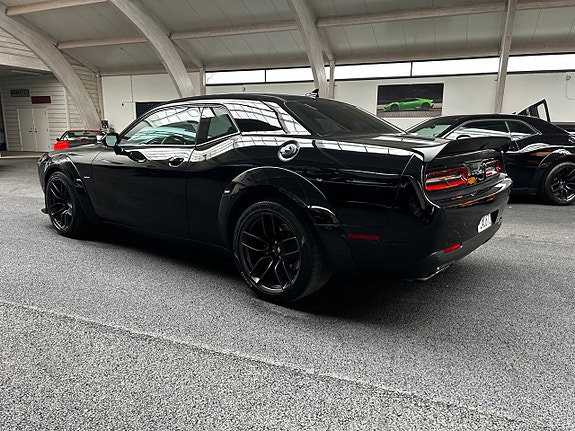 Dodge Challenger 3 of 5