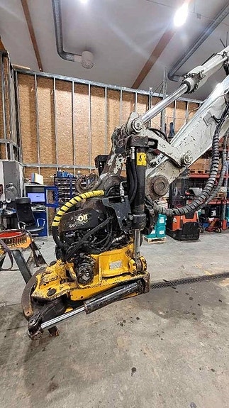 Takeuchi TB 2150 R 8 of 12