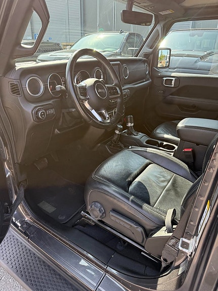 Jeep Wrangler Unlimited 4 of 5