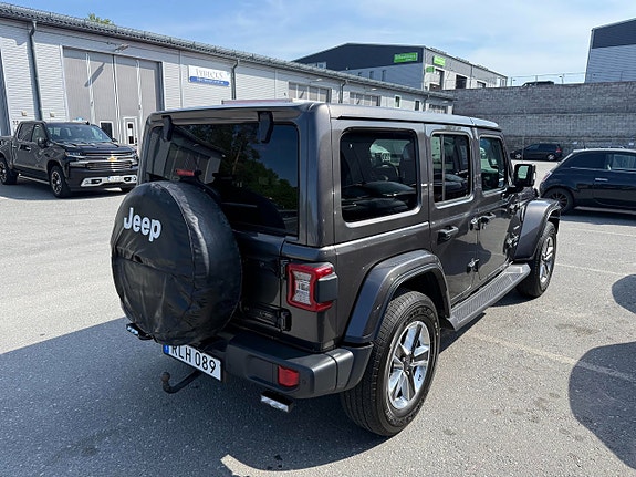 Jeep Wrangler Unlimited 2 of 5