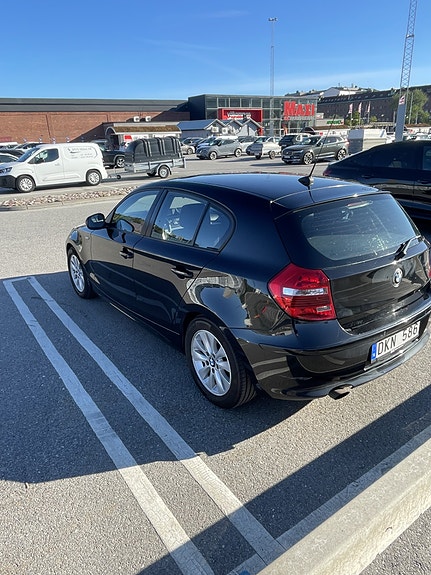 BMW 118i 3 of 5