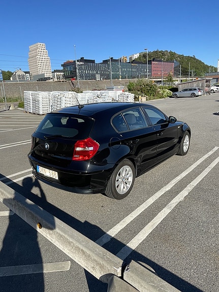BMW 118i 2 of 5
