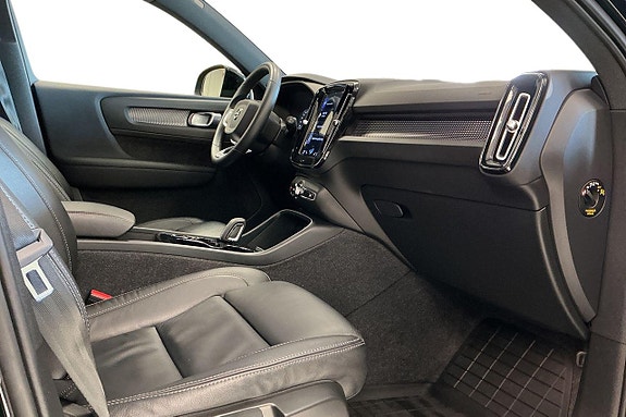 Volvo XC40 10 of 30