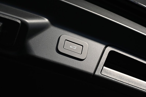 Land Rover Range Rover Velar 26 of 30