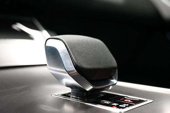 Land Rover Range Rover Velar 24 of 30