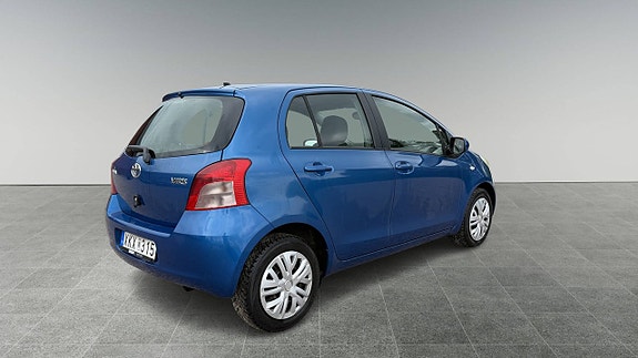 Toyota Yaris 3 of 9