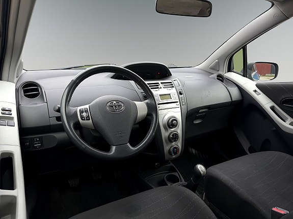 Toyota Yaris 5 of 9