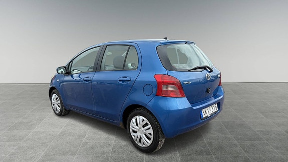 Toyota Yaris 2 of 9