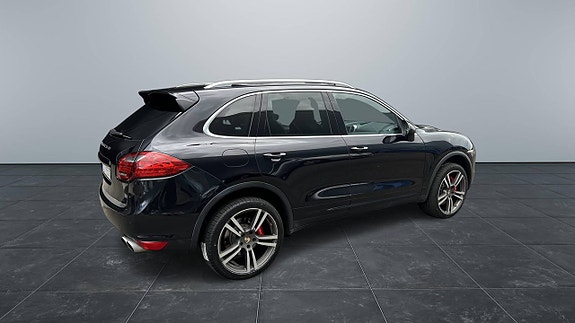 Porsche Cayenne 4 of 5