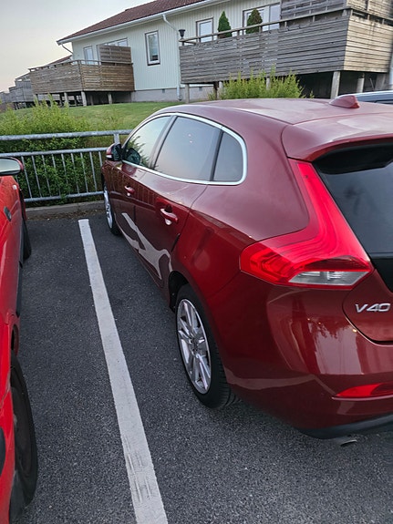 Volvo V40 2 of 5