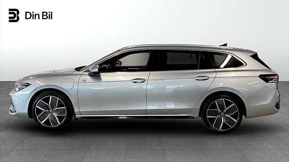 Volkswagen Passat 2 of 14