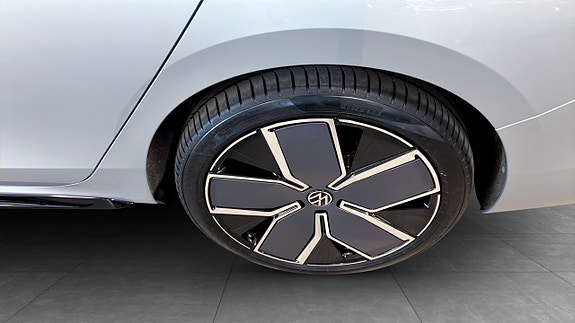 Volkswagen Passat 6 of 14