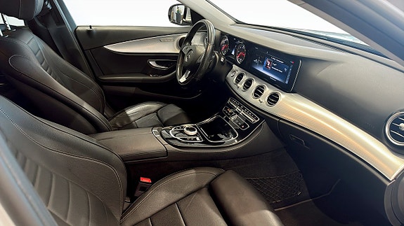 Mercedes-Benz E220 3 of 5