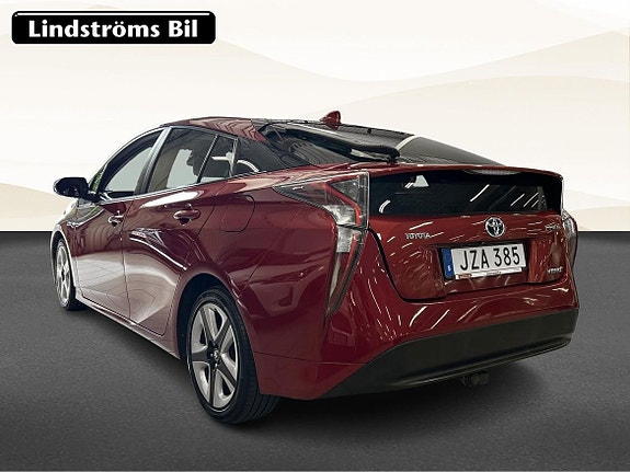 Toyota Prius 4 of 5
