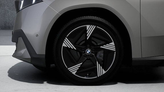 BMW iX3 4 of 5