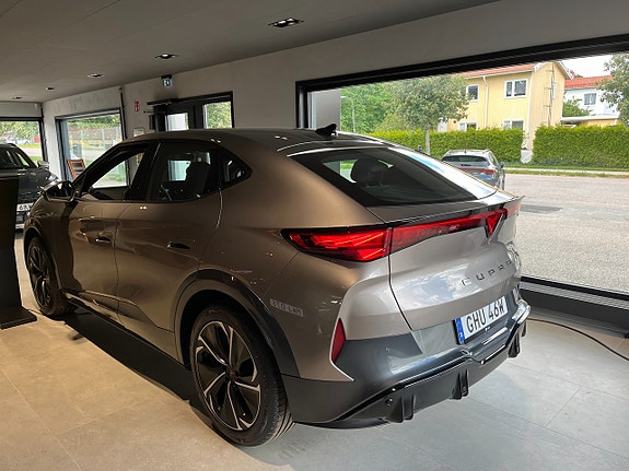 Cupra Tavascan 3 of 5